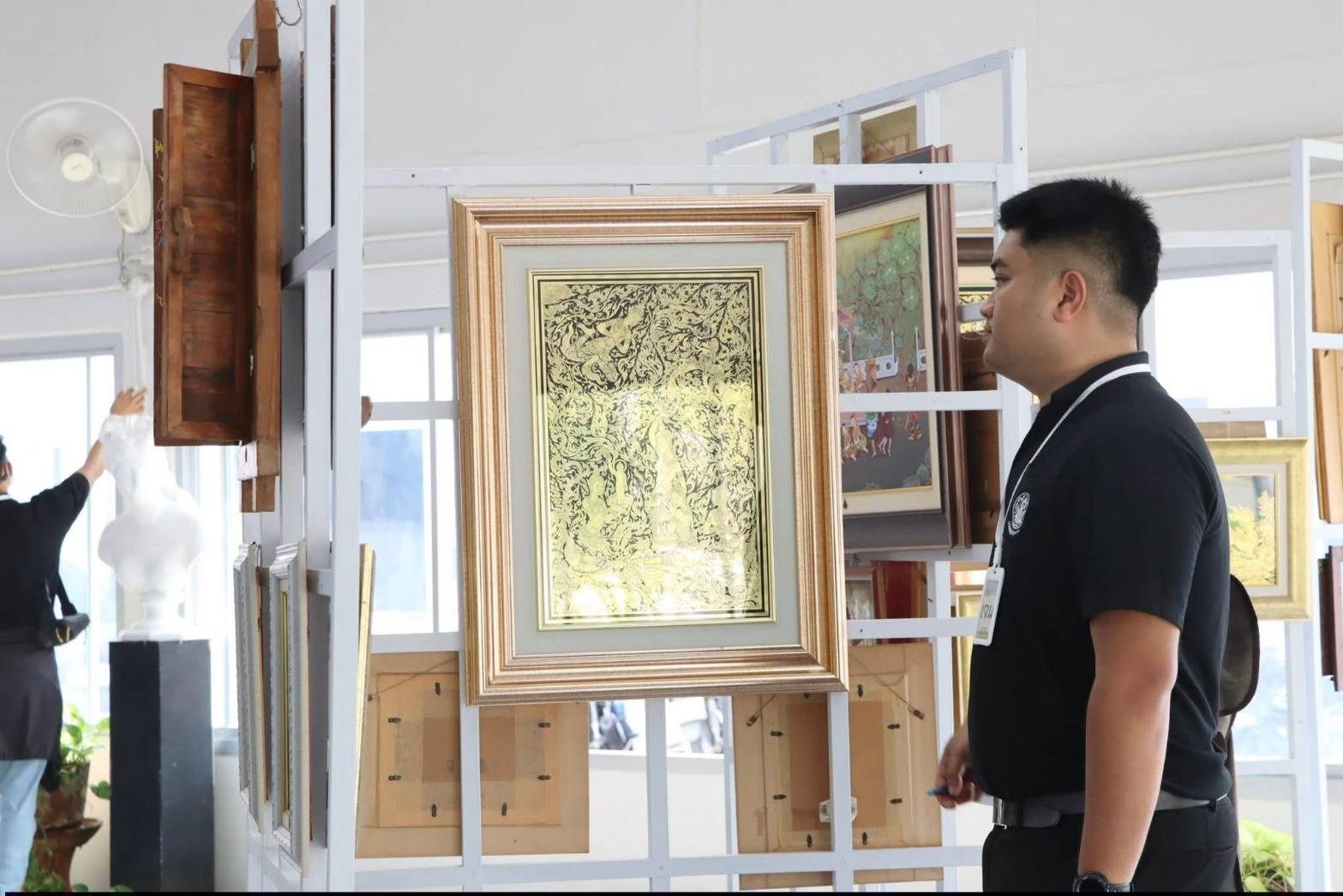 title - นางสาวสิริมา แจ้งกระจ่าง ผู้อำนวยการศูนย์ส่งเสริมและพัฒนาอาชีพเสริมนอกภาคการเกษตร ให้การต้อนรับบุคลากรในโครงการฝึกอบรมเชิงปฏิบัติการ หลักสูตรนักบริหารการชลประทานระดับต้น รุ่นที่ 30 ณ ศูนย์ส่งเสริมและพัฒนาอาชีพเสริมนอกภาคการเกษตร (ศูนย์ศิลปาชีพ บางไทรฯ (เดิม))